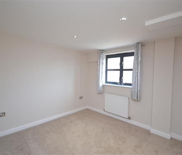 2 bedroom flat - Photo 2