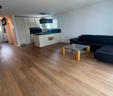 Moderne 4.5-Zimmerwohnung mit Bastelraum und grossem Balkon - Photo 2
