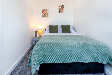 3 bedroom flat to rent - Photo 2