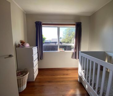 Sunny, Modern Home Just Steps from Stoke Shops - Photo 4
