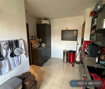 3 bedroom flat to rent - Photo 4