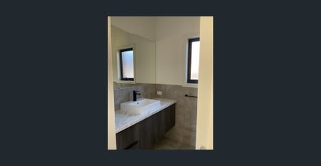 Modern Three Bedroom Home - Photo 3