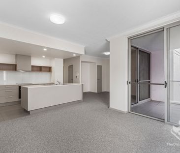 Stylish apartment new carpets, quality & new appliances - Photo 5