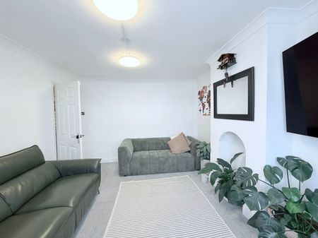 4 bed Mid Terraced House for Rent - Photo 4
