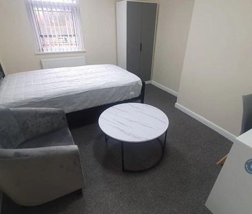 1 bedroom in a house share to rent - Photo 2