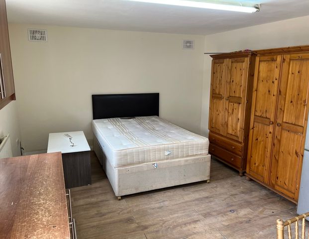 Stamford Close, Southall - Photo 1