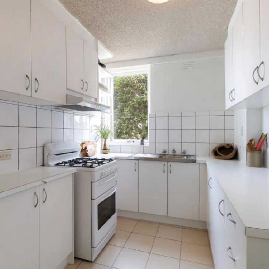 Light filled; ticks all the boxes! - Photo 1