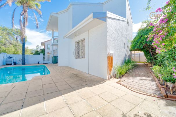 Home with a Pool!!!!! - $800 Per Week - Photo 1