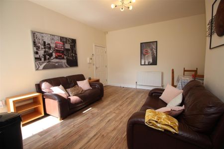 3 bedroom Student Flat to rent in Glenthorn Road, Jesmond, Newcastle Upon Tyne - Photo 2