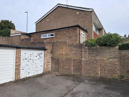 4 bedroom semi-detached house to rent - Photo 2