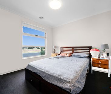 Contemporary Comfort in a Family-Friendly Neighbourhood - Photo 6