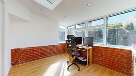 3 bedroom semi-detached house to rent - Photo 4