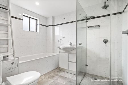 Incredible lifestyle home in sought-after North Bondi - Photo 4