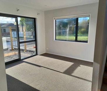Modern Townhouse with Private Garden - Photo 3