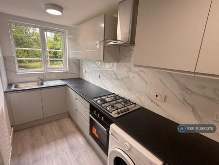 3 bedroom flat to rent - Photo 4