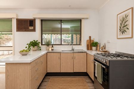 Comfortable Three-Bedroom Home in a Convenient Kew East Location - Photo 5