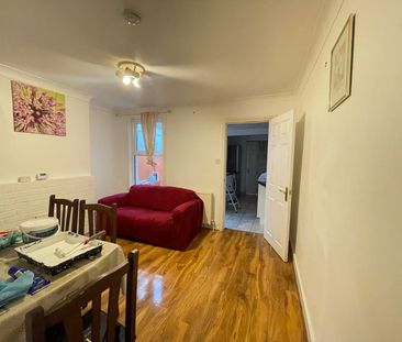 3 Bed Terraced House, Culver Lane, RG6 - Photo 4