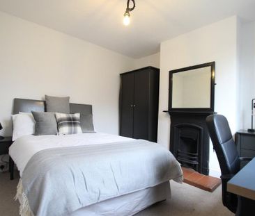 5 bedroom semi-detached house to rent - Photo 2