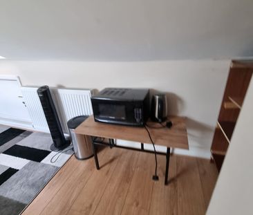 Room in a Shared House, Shakespeare Crescent, E12 - Photo 1