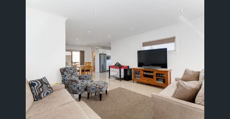 Spacious & Stylish Townhouse with Self-Contained Studio! - Photo 2