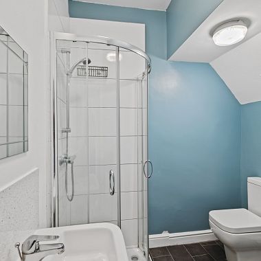 Perfectly Situated Five-Bedroom Student House in a Vibrant Area - Photo 1