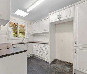 Spacious 3-Bedroom Home with Outdoor Entertaining - Photo 6