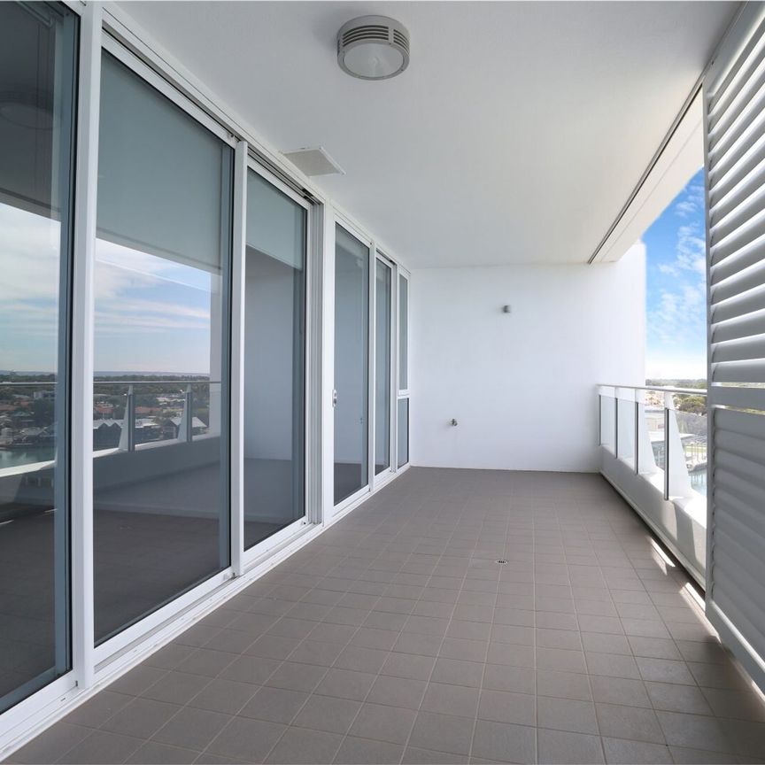 Luxury Waterfront Apartment – 10th Floor - Photo 1