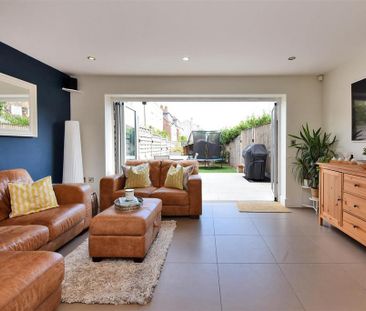 4 bedroom end of terrace house to rent - Photo 1