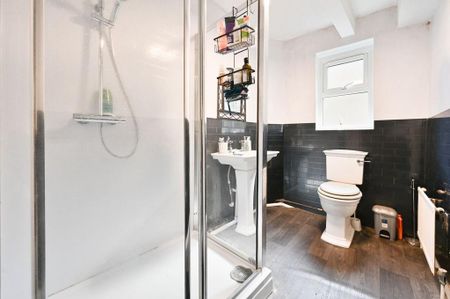 3 bedroom flat to rent - Photo 4