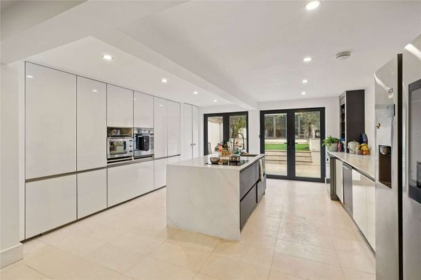 An impressive four bedroom family house with a private garden. - Photo 1