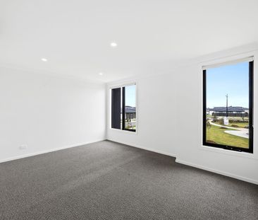 Spacious 4-Bedroom Townhouse - Photo 5