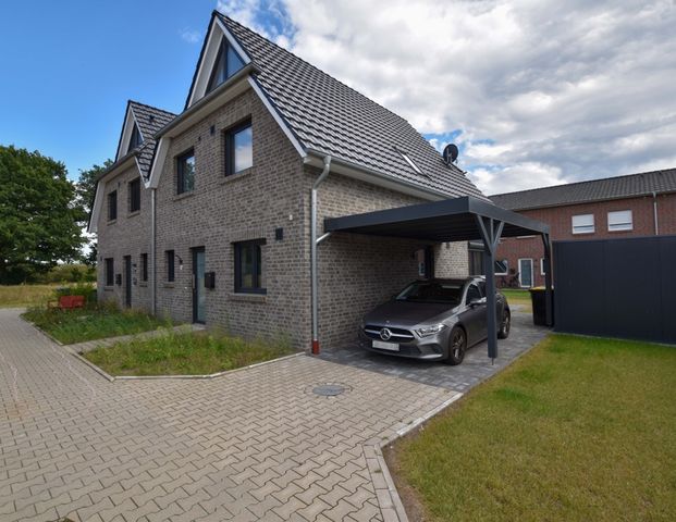 Neuwertige Doppelhaushälfte mit Einbauküche und Carport im Stadtteil Krusenbusch der Stadt Oldenburg - Photo 1