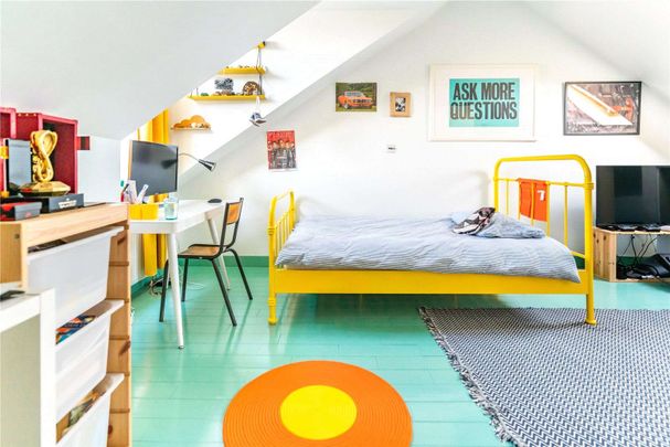 A Stunning Six-Bedroom Semi Detached Home with Contemporary Flair. - Photo 1