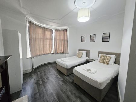 4 bedroom semi-detached house to rent - Photo 2