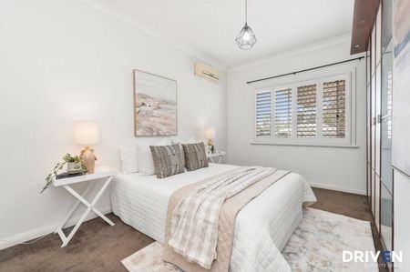 Character, charm and convenience in a highly sought-after location - Photo 3