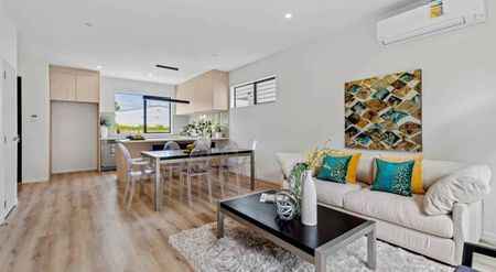 Stylish Living in Te Atatu South! - Photo 2