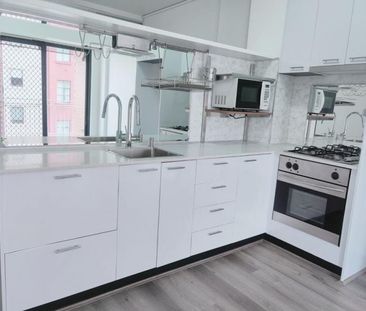 Modern One Bedroom Apartment in Prime Chippendale Location - Photo 2