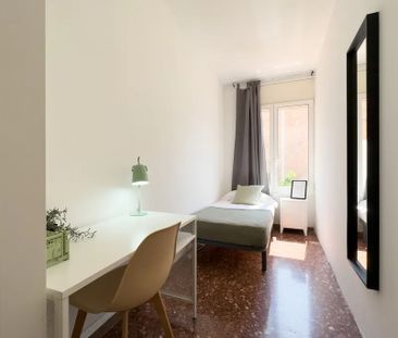 Carrer de la Mare de Déu del Carmel, Barcelona, Catalonia 08022 - Photo 2