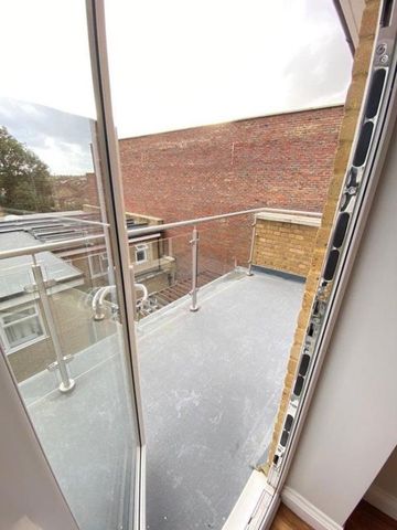 Canberra Road, London - Photo 5