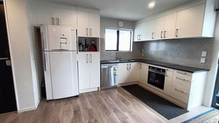 3-Bedroom Duplex– Warm, Stylish & Low Maintenance - Photo 4