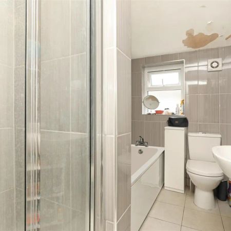 2 bedroom flat in Colliers Wood - Photo 4