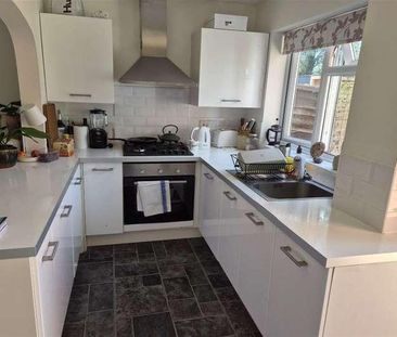 Bedroom Terraced House In Godalming, GU7 - Photo 4