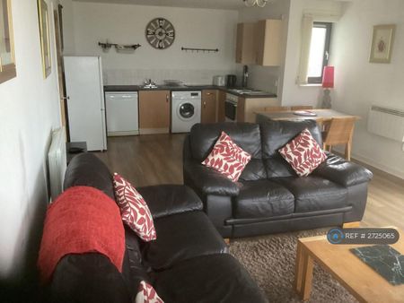 2 bedroom flat to rent - Photo 2