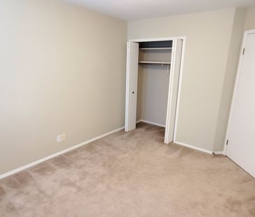 2 Bedroom Duplex in Sylvan Lake w/ Garage - Photo 2