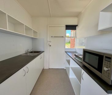 Sunny and cosy bedsit - Photo 6