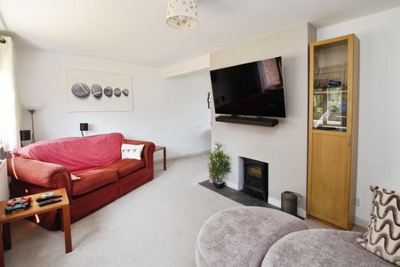 3 bedroom House To Let - Photo 2