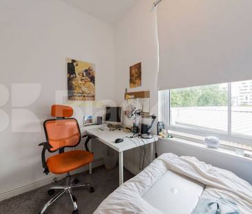Bright and airy 3 bedroom property with a spacious lounge - Photo 5