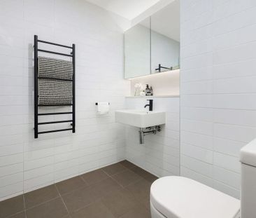Grand Living in Prime Waterloo Location - Photo 5