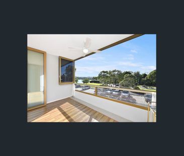 Shimmering water views from this super spacious light filled haven - Photo 4