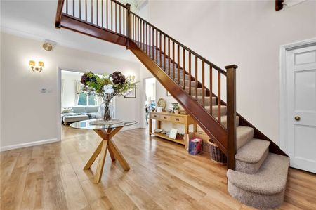 An exceptional detached family house with a double garage near the centre of Guildford and the Pewley Downs. - Photo 5